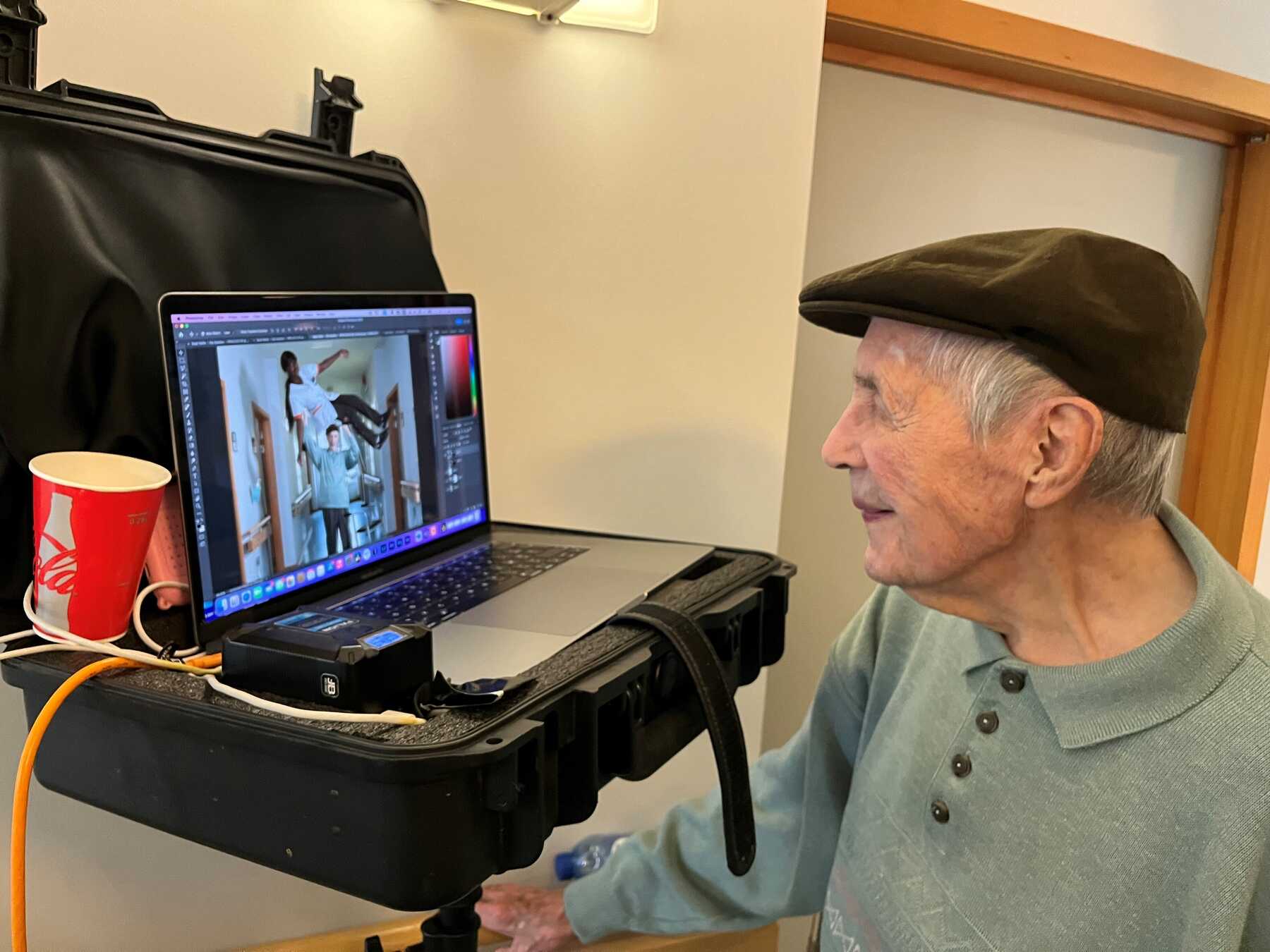 101-jarige Max bewondert zichzelf tijdens de fotoshoot van onze employer branding campagne voor stad Halle